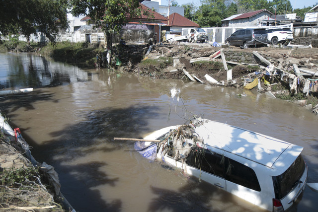 Sebuah mobil terseret banjir di sungai di Mataram, NTB, Senin (7/7/2025). Foto: Dhimas Budi Pratama/ANTARA FOTO 