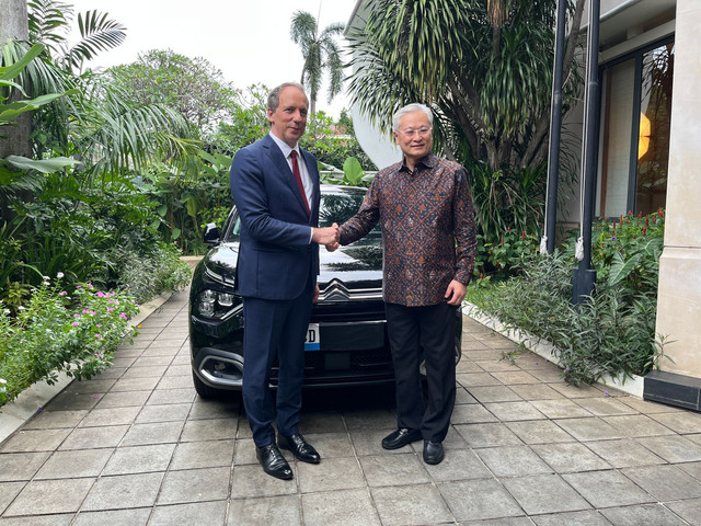 Seremonial serah terima Citroen e-C4 untuk Kedutaan Besar Prancis, Senin (7/7/2025). Foto: Syahrul Ghiffari/kumparan