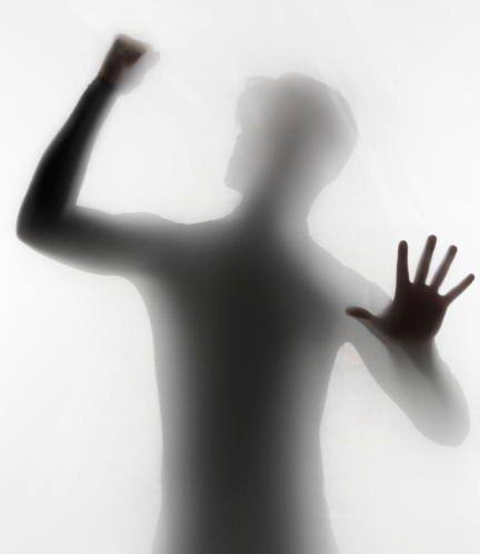 Gambar Siluet Dibalik Kaca (Sumber: Freepik.com)