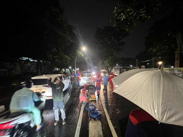 Suasana saat mobil Avanza tersangkut di trotoar di Jati Padang Jaksel. Dok: M. Rizki/kumparan