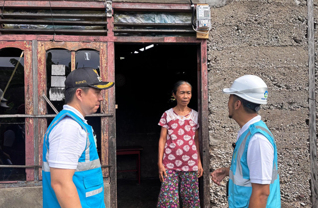 Bupati Kepulauan Sangihe, Michael Thungari (kiri), bersama dengan Manager PLN UP3 Tahuna, RM Dimas Adhi Prabowo, berdiskusi dengan warga di Pulau Lipang.