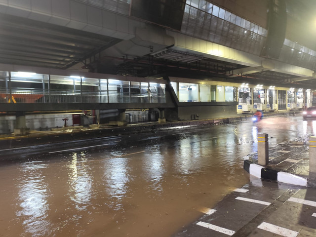 Suasana di Jalan H. Rasuna Said, Jakarta Selatan, yang sempat tergenang banjir, Senin (7/7/2025) malam. Foto: Rachmadi Rasyad/kumparan