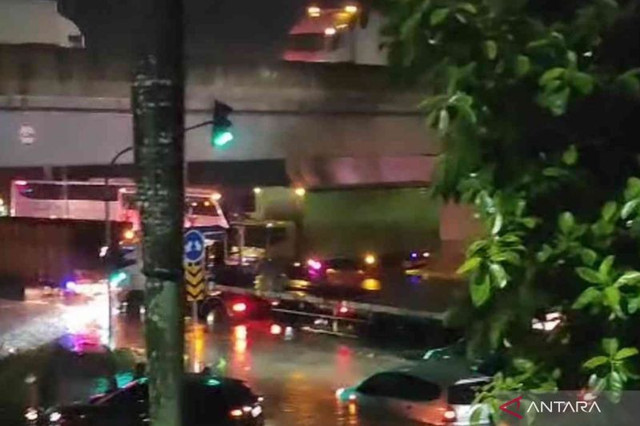 Sejumlah kendaraan terjebak genangan air setinggi lutut orang dewasa di perempatan lampu rambu lalu lintas Kota Delta Mas Cikarang, Kabupaten Bekasi, Jawa Barat, Senin (7/7/2025). Foto: Pradita Kurniawan Syah/ANTARA