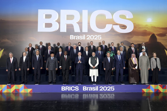 Presiden RI Prabowo Subianto di jajaran terdepan dalam sesi foto resmi para Kepala Negara dan Pemerintahan, negara mitra, serta negara yang terlibat secara eksternal dalam KTT BRICS 2025 di Museum of Modern Art, Rio de Janeiro, Senin (7/7/2025). Foto: Tim Media Prabowo Subianto