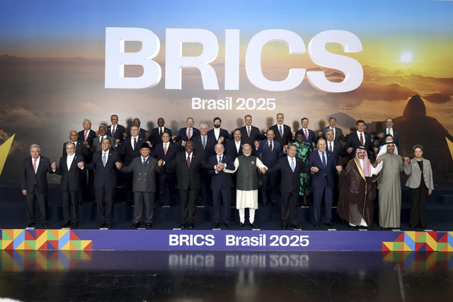 Presiden RI Prabowo Subianto di jajaran terdepan dalam sesi foto resmi para Kepala Negara dan Pemerintahan, negara mitra, serta negara yang terlibat secara eksternal dalam KTT BRICS 2025 di Museum of Modern Art, Rio de Janeiro, Senin (7/7/2025). Foto: Tim Media Prabowo Subianto