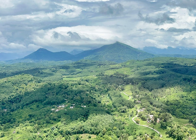 Ilustrasi naik Gunung Agung. Foto: Unsplash/ Datingjungle
