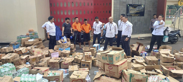 Barang bukti yang disita Tim Penyidik Subdit Tipidter Ditreskrimsus Polda Metro Jaya terkait dugaan Tindak Pidana Perlindungan Konsumen dan atau Pangan dan atau Kesehatan. Foto: Dok. Ditreskrimsus PMJ