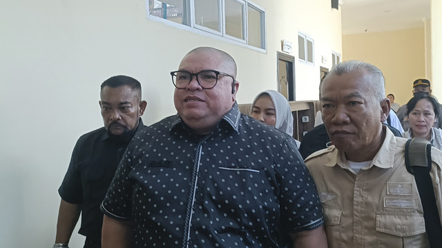 Razman Arif Nasution dalam sidang kasus pencemaran nama baik terhadap Hotman Paris Hutapea, PN Jakarta Utara, Selasa (8/7/2025). Foto: Giovanni/kumparan