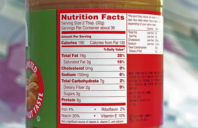 Ilustrasi label makanan atau nutritions fact. Foto: Dennis MacDonald/Shutterstock