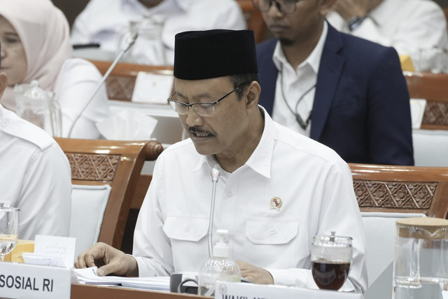 Mensos Saifullah Yusuf (Gus Ipul) dan jajaran Kemensos menghadiri rapat kerja dengan Komisi VIII DPR RI di Jakarta, Senin (7/7/2025). Foto: Kemensos RI