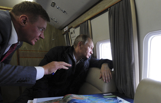 Mantan Menteri Transportasi Rusia, Roman Starovoyt saat bersama Presiden Rusia Vladimir Putin. Foto: Mikhail Klimentyev/AFP