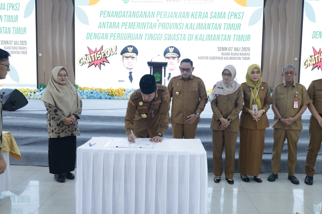Gubernur Kalimantan Timur Rudy Mas’ud (kedua dari kanan) saat menandatangani Perjanjian Kerja Sama bersama 46 Perguruan Tinggi Swasta se-Kalimantan Timur di Aula Olah Bebaya Kantor Gubernur Kaltim, Senin (7/7/2025). Foto: Dok. Istimewa