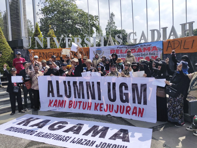 Relawan Alumni Universitas Gadjah Mada atau Relagama Bergerak menggelar aksi meminta Jokowi tunjukkan ijazahnya ke publik di Boulevard UGM, Selasa (8/7/2025). Foto: Arfiansyah Panji Purnandaru/kumparan