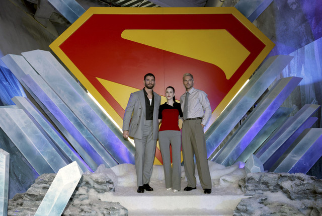 Para pemeran David Corenswet, Rachel Brosnahan dan Nicholas Hoult berpose dalam sebuah sesi pemotretan untuk film Superman di Culver City, California, AS (28/6/2025). Foto: Mario Anzuoni/REUTERS