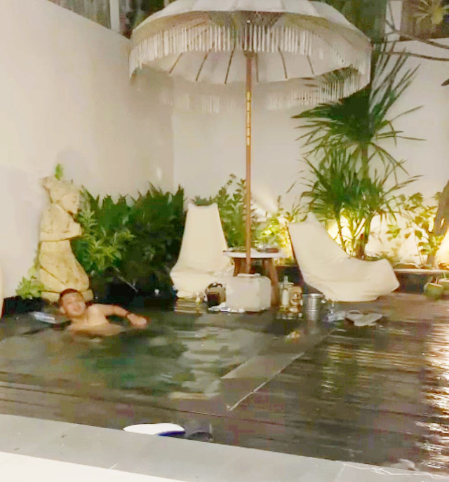 Tangkapan layar video yang direkam Misri. Video ini menunjukkan Nurhadi di berendam di kolam. Dok: Ist.