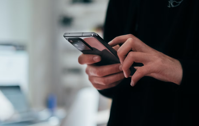 Ilustrasi hp realme mirip iphone. Sumber: Unsplash/Jonas Leupe