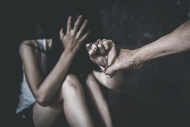 Ilustrasi foto wanita menjadi korban kekerasan dalam rumah tangga (KDRT) Foto: Tinnakorn  jorruang/Shutterstock