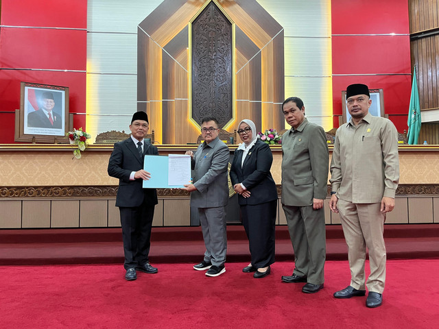 Gubernur Kalbar dan Ketua DPRD Provinsi melakukan penandatangan MOU terkait Rencana Pembangunan Jangka Menengah Daerah (RPJMD) Tahun 2025-2029. Foto: Rabiansyah/HiPontianak