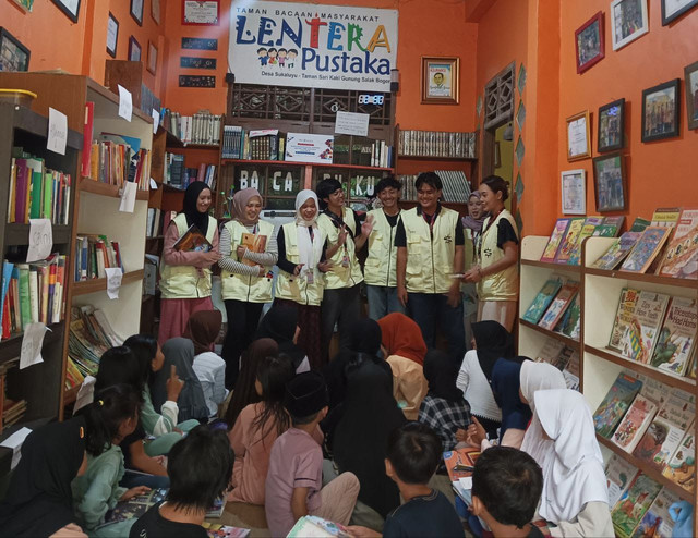 Bahagia bersama di taman bacaan