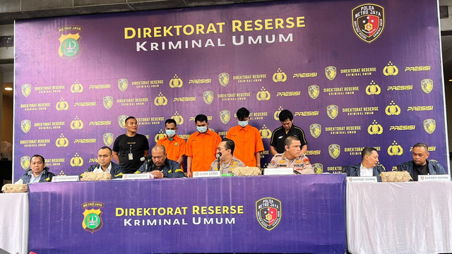 Tersangka A, AWK, dan H dalam kasus pembunuhan notaris di sungai Citarum saat konferensi pers di Polda Metro Jaya, Jakarta Pusat, Selasa (8/7). Foto: Nasywa Athifah/kumparan