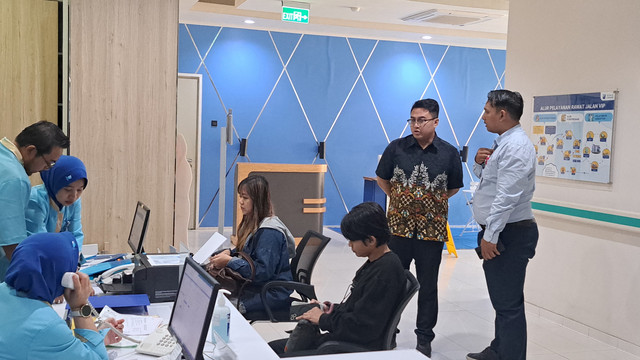 2 penumpang KA Sancaka yang menjadi korban pelemparan batu saat menjalani pemeriksaan oemdi salah satu rumah sakit mata di Surabaya. Foto: Humas KAI Daop 8 Surabaya 
