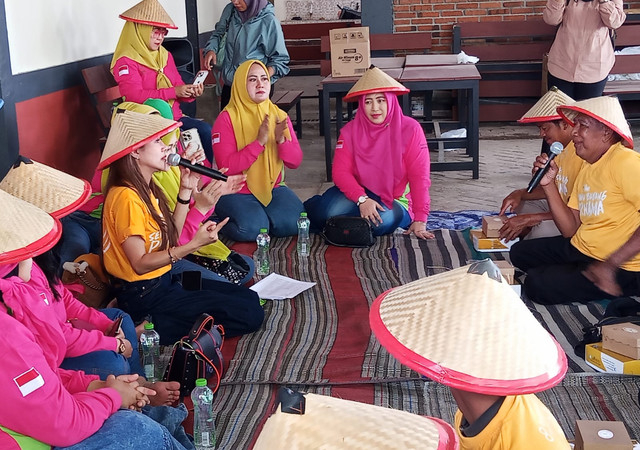 Suwono, salah satu petani asal Sidoarjo, saat berbincang dengan Asrilia Kurniati, founder IPIP sekaligus Ketua PPJI Kota Surabaya. Foto: Masruroh/Basra