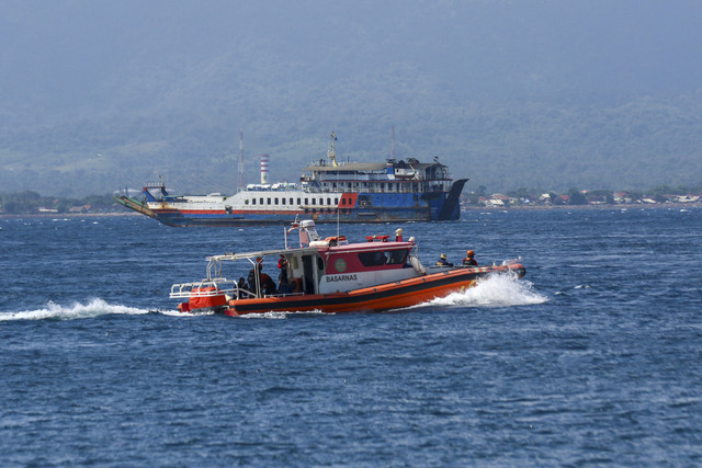 Kapal Basarnas melintas membawa penyelam di Selat Bali Ketapang, Banyuwangi, Jawa Timur, Selasa (8/7/2025). Foto: Budi Chandra Setya/ANTARA FOTO