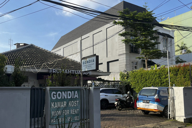 Suasana di TKP Seorang pria berinisial ADP (39) yang ditemukan tewas dengan kepala terbungkus lakban di sebuah indekos kawasan Gondangdia Kecil nomer 22, Menteng, Jakarta Pusat, Selasa (8/7/2025). Foto: Rayyan Farhansyah/kumparan