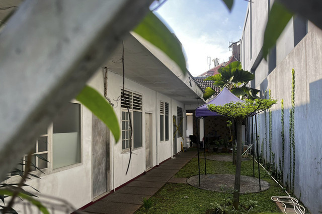 Suasana di TKP Seorang pria berinisial ADP (39) yang ditemukan tewas dengan kepala terbungkus lakban di sebuah indekos kawasan Gondangdia Kecil nomer 22, Menteng, Jakarta Pusat, Selasa (8/7/2025). Foto: Rayyan Farhansyah/kumparan