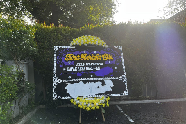 Suasana di TKP Seorang pria berinisial ADP (39) yang ditemukan tewas dengan kepala terbungkus lakban di sebuah indekos kawasan Gondangdia Kecil nomer 22, Menteng, Jakarta Pusat, Selasa (8/7/2025). Foto: Rayyan Farhansyah/kumparan