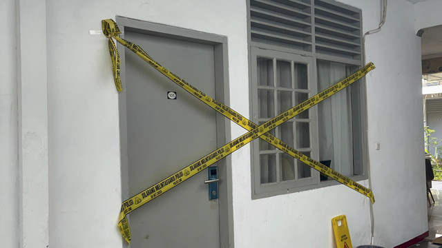 Kamar kosan pria berinisial ADP (39) yang ditemukan tewas dengan kepala terbungkus lakban di sebuah indekos kawasan Gondangdia Kecil, Menteng, Jakarta Pusat, Selasa (8/7/2025). Foto: Rayyan Farhansyah/kumparan