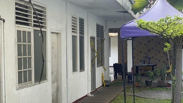 Kamar kosan pria berinisial ADP (39) yang ditemukan tewas dengan kepala terbungkus lakban di sebuah indekos kawasan Gondangdia Kecil, Menteng, Jakarta Pusat, Selasa (8/7/2025). Foto: Rayyan Farhansyah/kumparan