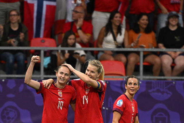 Caroline Graham Hansen, pemain Timnas Wanita Norwegia, saat melakukan selebrasi dalam pertandingan di Euro Wanita 2025. Foto: Miguel MEDINA / AFP