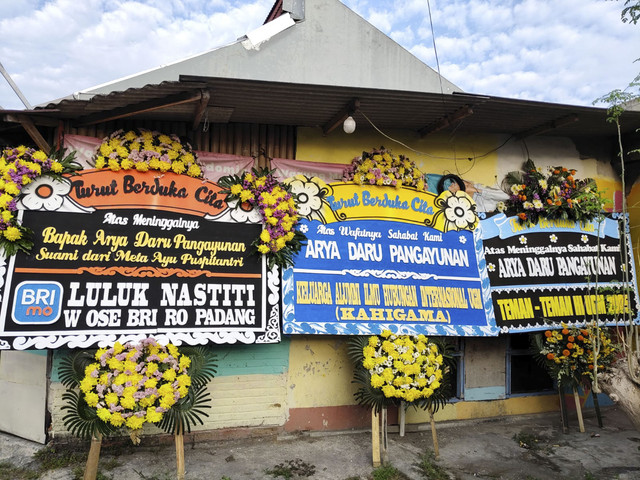 Suasana rumah duka Arya Daru Pangayunan (39) di Jalan Munggur, Jomblang, Janti, Kapanewon Banguntapan, Kabupaten Bantul, DIY, Selasa (8/7/2025). Foto: Arfiansyah Panji Purnandaru/kumparan