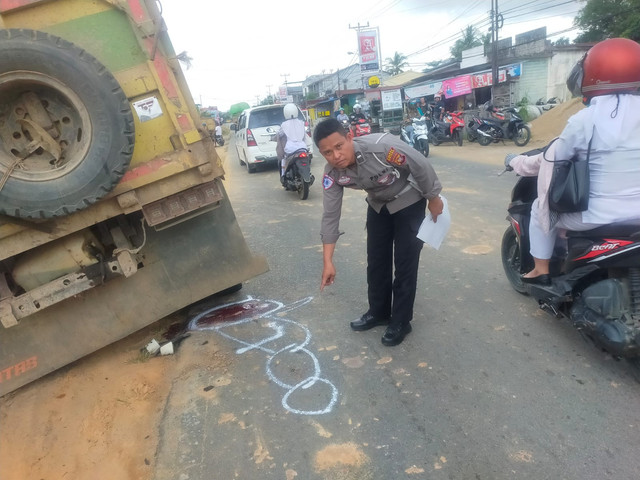 Petugas melakukan olah TKP di lokasi kecelakaan yang menewaskan ASN asal Sintang yang bertugas di Kabupaten Melawi.(Foto: Dok Satlantas Polres Sintang)