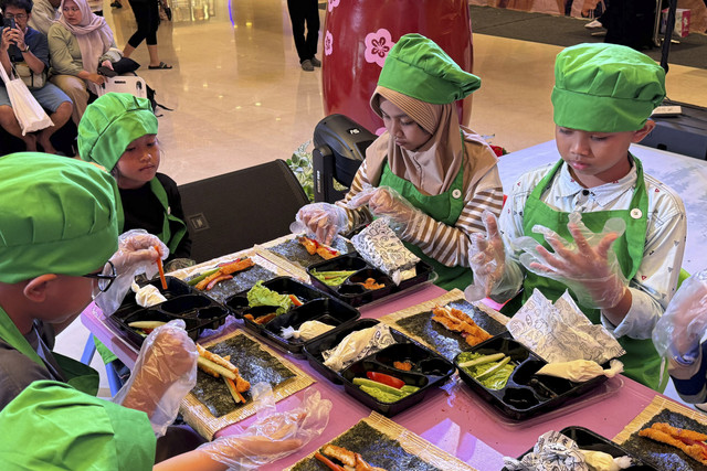Menghabiskan libur sekolah dengan membuat sushi hingga cosplay karakter Jepang di Gajah Mada Plaza. Foto: Dok. Istimewa
