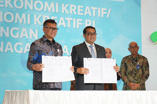 Direktur Utama BPJS Ketenagakerjaan, Pramudya Iriawan Buntoro (kiri) dan Menteri Ekonomi Kreatif, Teuku Riefky Harsya (kedua dari kiri) pada penandatanganan nota kesepahaman terkait perlindungan jaminan sosial ketenagakerjaan bagi penggiat ekonomi kreatif. Foto: Dok. BPJS Ketenagakerjaan