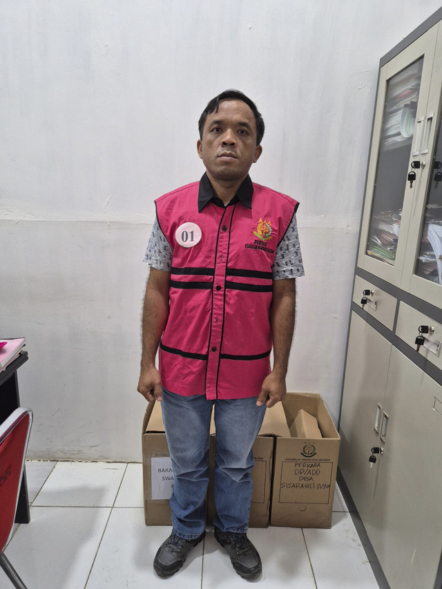 Bendahara Dinas PUPR Nias Selatan, Matius Zagoto, ditangkap atas dugaan korupsi dana pemeliharaan infrastruktur. Foto: Dok. Kejari Nisel