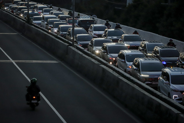 Sejumlah pengendara motor terlihat melintas di Jalan Layang Non Tol (JLNT) Casablanca, Jakarta, pada Selasa (8/7/2025). Foto: Jamal Ramadhan/kumparan