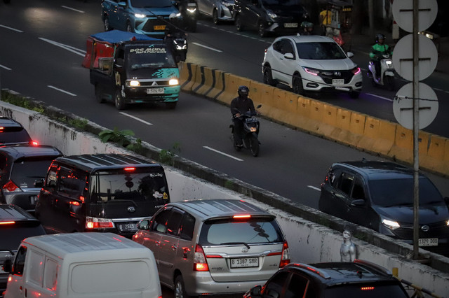Sejumlah pengendara motor terlihat melintas di Jalan Layang Non Tol (JLNT) Casablanca, Jakarta, pada Selasa (8/7/2025). Foto: Jamal Ramadhan/kumparan