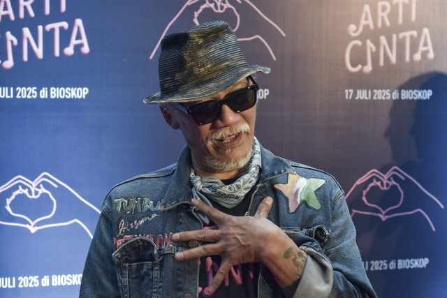 Aktor Tio Pakusadewo berpose usai konferensi pers film Arti Cinta di Kuningan, Jakarta Selatan, Selasa (8/7/2025). Foto: Fakhri Hermansyah/ANTARA FOTO
