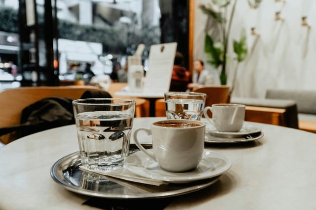 Caption: Cafe bagus di Malang. Foto hanya ilustrasi, bukan tempat yang sebenarnya. Sumber: Unsplash/Ceyda Ciftci