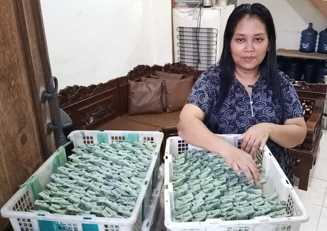 Lisnur Ayu Azida, pembuat lontong di Kampung Lontong Surabaya. Foto: Masruroh/Basra
