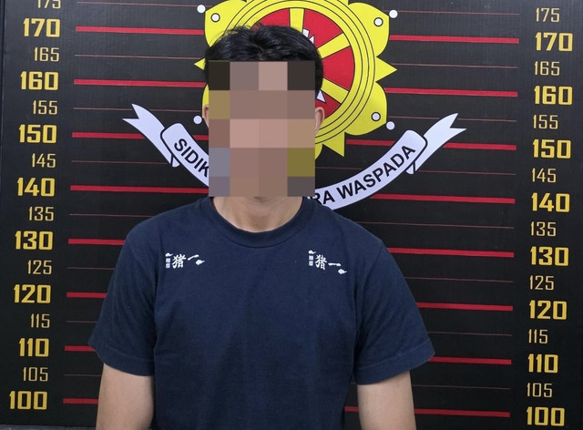 Oknum kurir ekspedisi yang lakukan penganiayaan ke pelanggan di Kubu Raya. Foto: Dok. Polres Kubu Raya