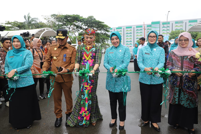 Ketua Umum Tim Penggerak Pemberdayaan dan Kesejahteraan Keluarga (TP PKK) Tri Tito Karnavian (keempat dari kanan) bersama Gubernur Kaltim Rudy Mas'ud (kedua dari kiri) dalam membuka Festival Usaha Mikro, Kecil, dan Menengah (UMKM) 2025 dan Pemeriksaan Kesehatan Gratis (PKG) dalam Hari Kesatuan Gerak (HKG) PKK ke-53 di Parkir Gelora Kadrie Oening, Kota Samarinda, Senin (7/7/2025). Foto: Dok. Istimewa