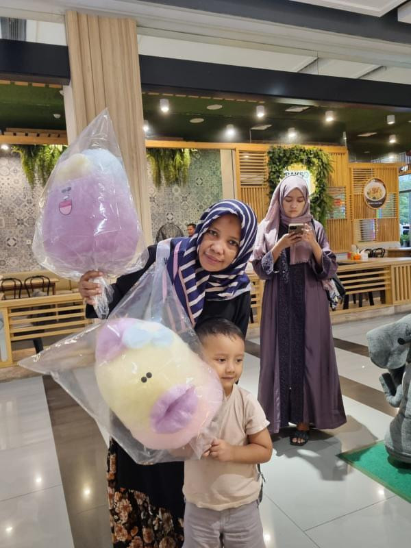 Gambar ini adalah foto ummi saya bersama adik keponakan. Gambar ini adalah milik pribadi.
