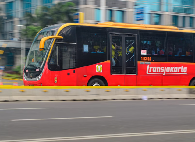 pramusapa transjakarta. Foto Hanya Ilustrasi Bukan Sebenarnya. Sumber Foto: Unsplash/Alfandri Fitrahadi