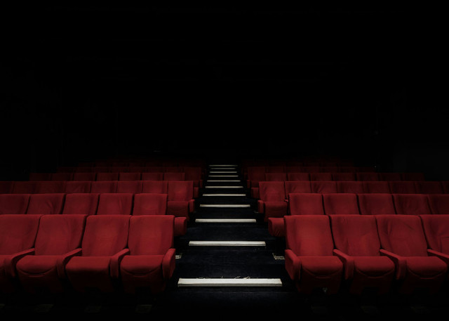 Ilustrasi Jadwal Tayang Film Sore di Bioskop Jabodetabek, Unsplash/Felix Mooneeram