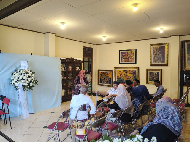 Suasana rumah duka diplomat Arya Daru Pangayunan (39) di Jalan Munggur, Jomblang, Janti, Kapanewon Banguntapan, Kabupaten Bantul, Rabu (9/7/2025). Foto: Arfiansyah Panji Purnandaru/kumparan