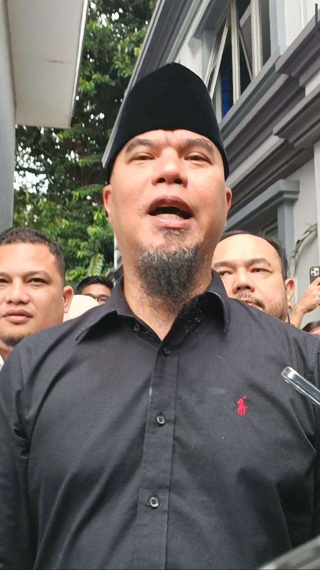 Ahmad Dhani sambangi Kantor KPAI buat laporan pengaduan, kawasan Menteng Jakarta Pusat, Rabu (9/7). Foto: Giovanni/kumparan